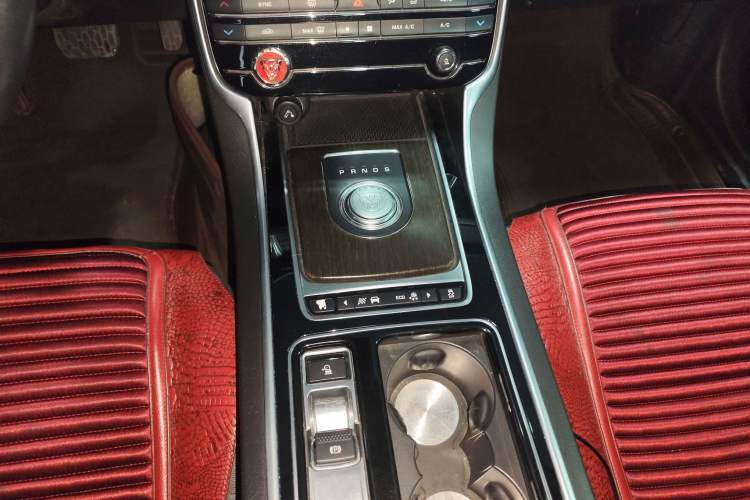Used Jaguar XFL 2017 XFL 2.0T 200PS Elite Edition Gear Lever
