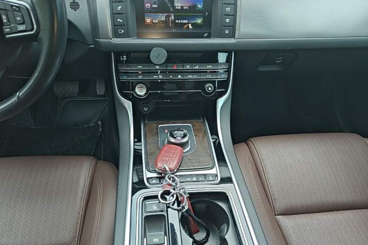 Used Jaguar XFL 2017 XFL 2.0T 200PS Luxury Edition Gear Lever