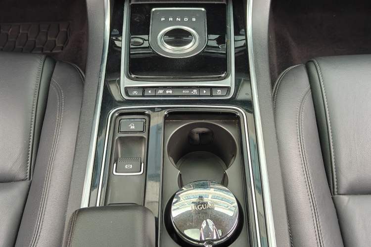 Used Jaguar XFL 2017 XFL 2.0T 200PS Windflower Edition Interior 12