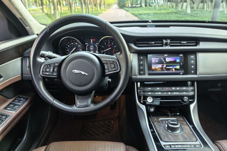 Used Jaguar XFL 2017 XFL 2.0T 240PS Luxury Edition Interior 2