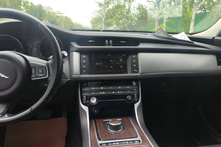 Used Jaguar XFL 2017 XFL 2.0T 200PS Windflower Edition Interior 3