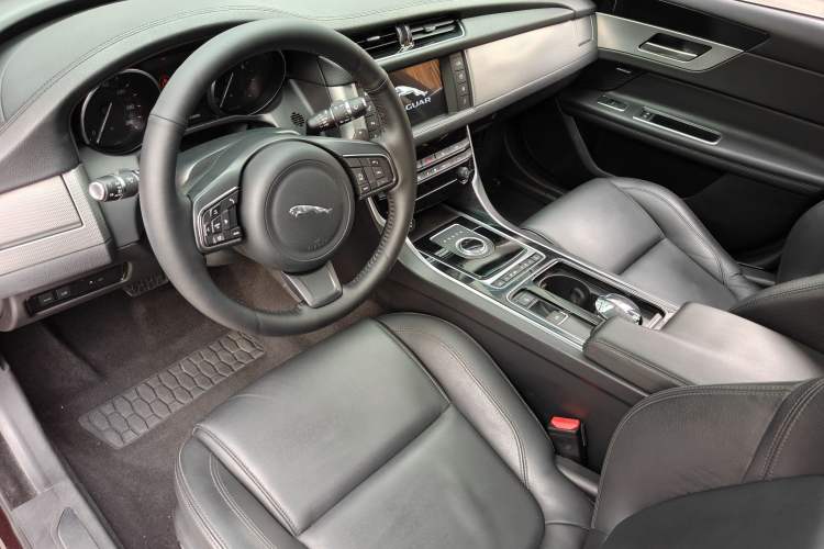 Used Jaguar XFL 2017 XFL 2.0T 200PS Windflower Edition Interior 3