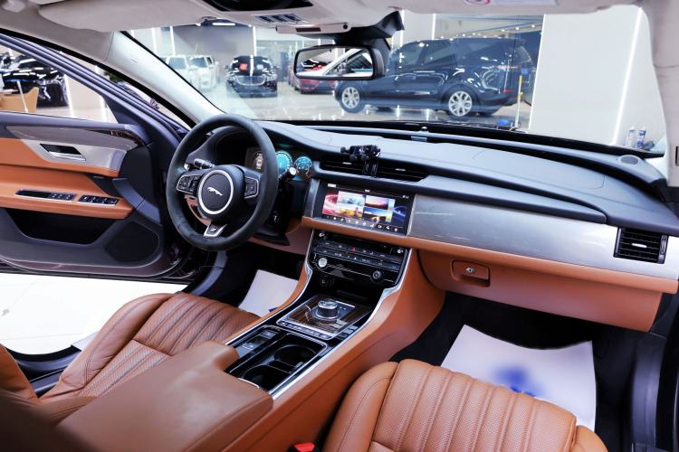Used Jaguar XFL 2017 XFL 2.0T 240PS Luxury Edition Interior 4