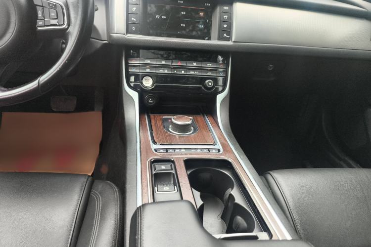 Used Jaguar XFL 2017 XFL 2.0T 200PS Windflower Edition Interior 4