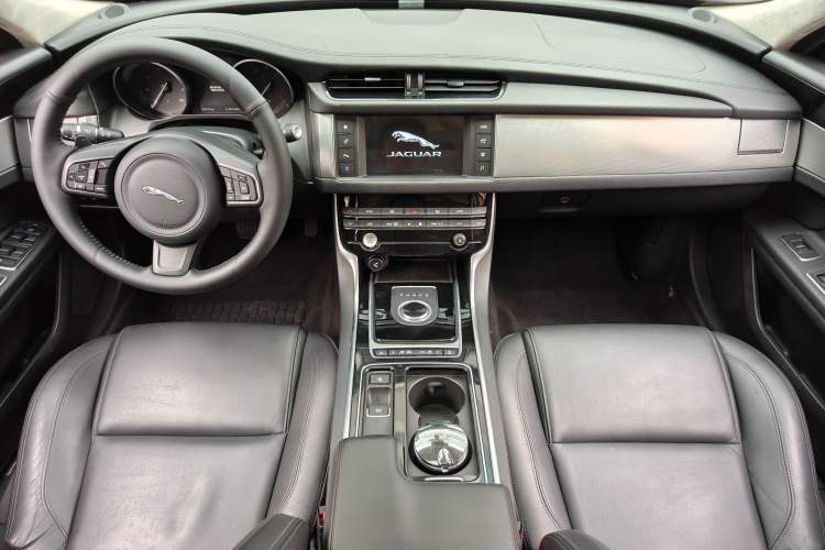 Used Jaguar XFL 2017 XFL 2.0T 200PS Windflower Edition Interior 6