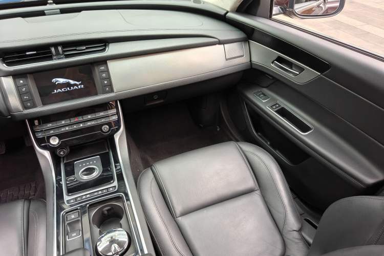 Used Jaguar XFL 2017 XFL 2.0T 200PS Windflower Edition Interior 8