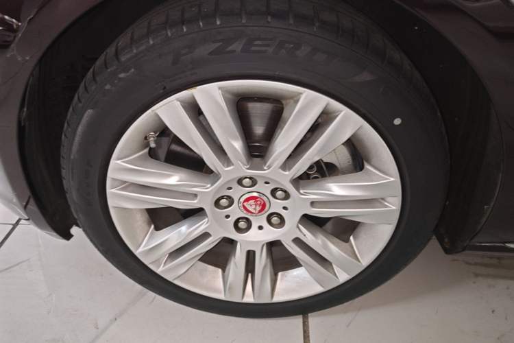 Used Jaguar XFL 2017 XFL 3.0 SC 340 PS Premium Edition Left Front Wheel Hub