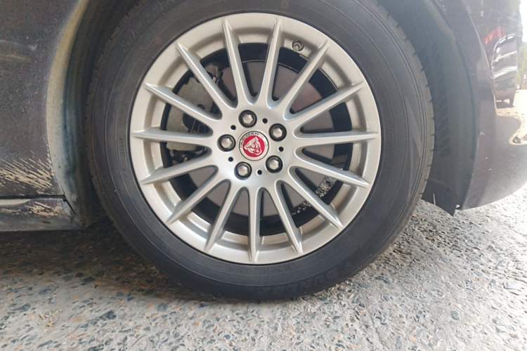 Used Jaguar XFL 2017 XFL 2.0T 200PS Windflower Edition Right Front Wheel Hub