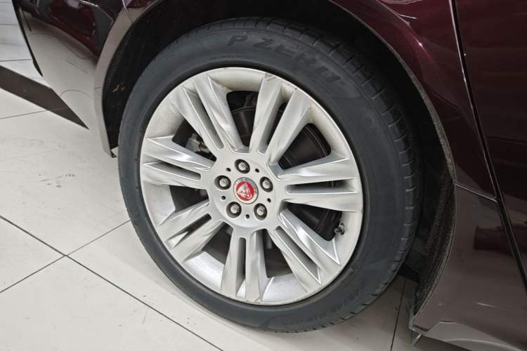 Used Jaguar XFL 2017 XFL 3.0 SC 340 PS Premium Edition Right Rear Wheel Hub