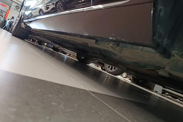 Used Jaguar XFL 2017 XFL 3.0 SC 340 PS Premium Edition Right Side Sill