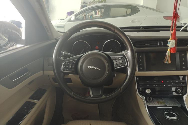 Used Jaguar XFL 2017 XFL 2.0T 200PS Luxury Edition Steering Wheel