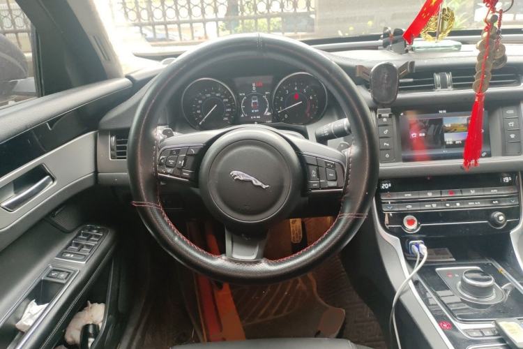 Used Jaguar XFL 2017 XFL 2.0T 200PS Windflower Edition Steering Wheel