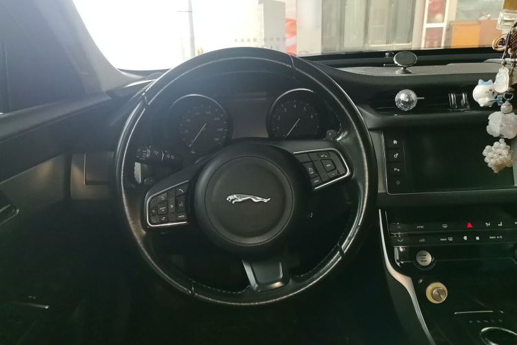 Used Jaguar XFL 2017 XFL 2.0T 200PS Elite Edition Steering Wheel