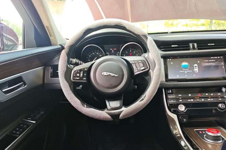 Used Jaguar XFL 2017 XFL 2.0T 200PS Elite Edition Steering Wheel