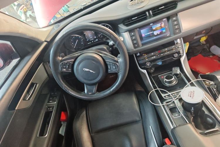 Used Jaguar XFL 2017 XFL 2.0T 200PS Windflower Edition Steering Wheel