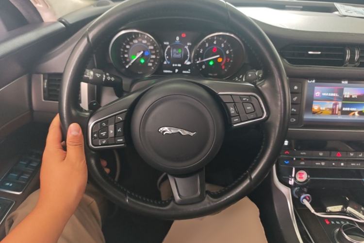 Used Jaguar XFL 2017 XFL 2.0T 200PS Luxury Edition Steering Wheel