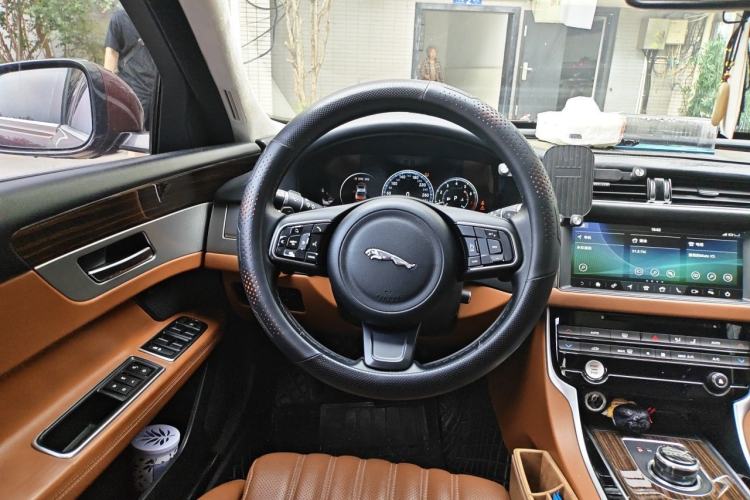 Used Jaguar XFL 2017 XFL 3.0 SC 340 PS Luxury Edition Steering Wheel