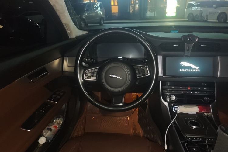 Used Jaguar XFL 2017 XFL 2.0T 240PS Premium Edition Steering Wheel