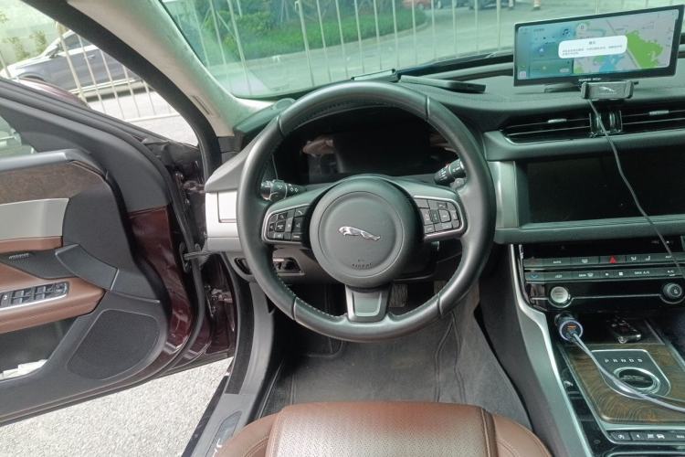 Used Jaguar XFL 2017 XFL 2.0T 240PS Premium Edition Steering Wheel