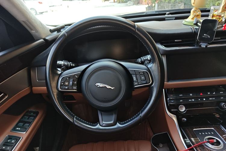 Used Jaguar XFL 2017 XFL 3.0 SC 340 PS Luxury Edition Steering Wheel