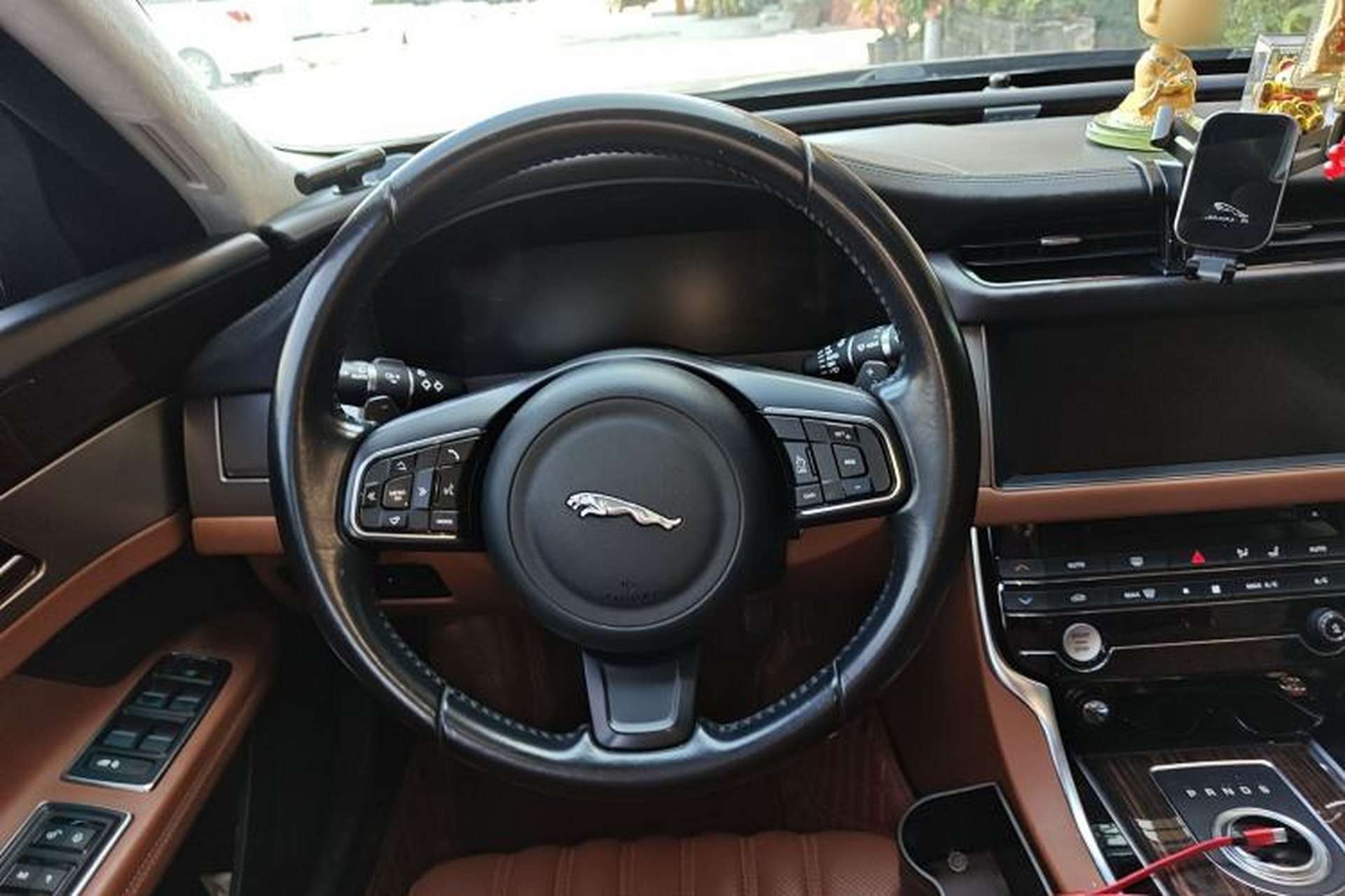 Used Jaguar XFL 2017 XFL 3.0 SC 340 PS Luxury Edition Steering Wheel
