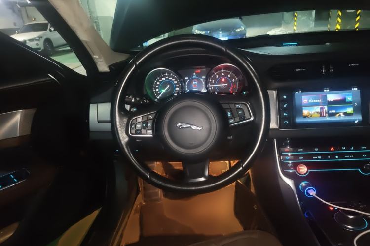 Used Jaguar XFL 2017 XFL 2.0T 200PS Luxury Edition Steering Wheel