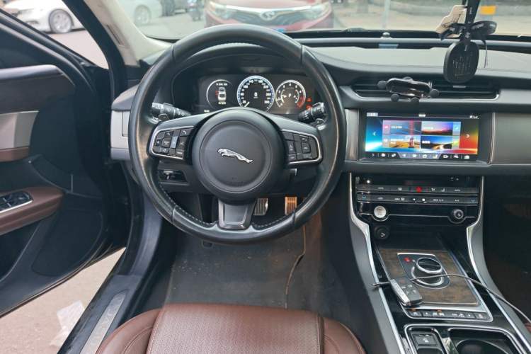 Used Jaguar XFL 2017 XFL 2.0T 240PS Premium Edition Steering Wheel