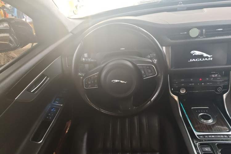 Used Jaguar XFL 2017 XFL 3.0 SC 340 PS Luxury Edition Steering Wheel