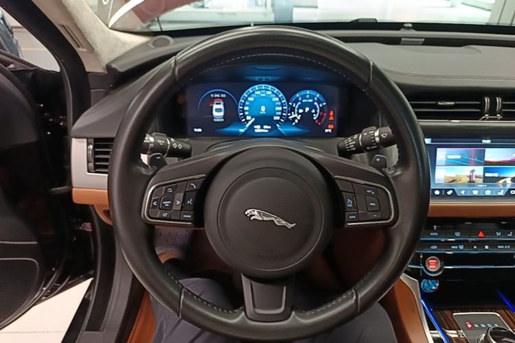 Used Jaguar XFL 2017 XFL 3.0 SC 340 PS Premium Edition Steering Wheel
