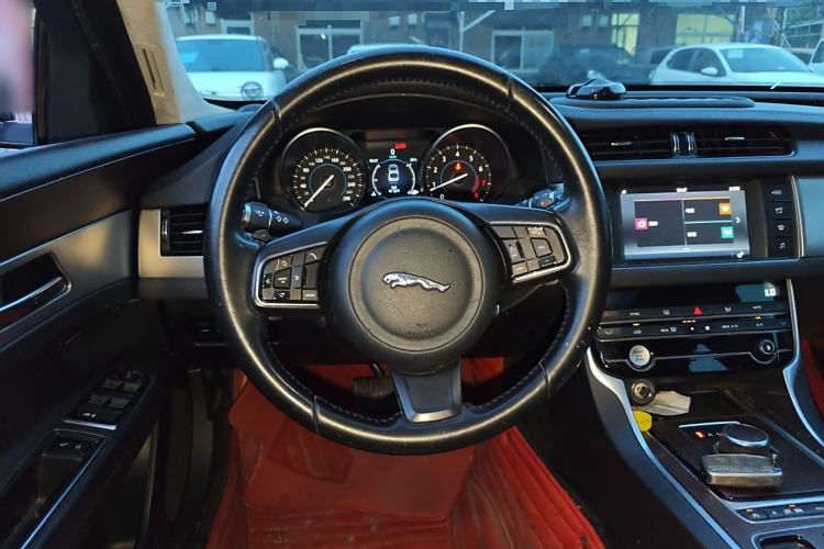Used Jaguar XFL 2017 XFL 2.0T 200PS Windflower Edition Steering Wheel
