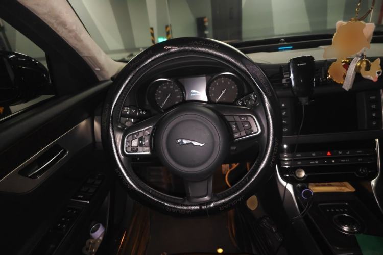 Used Jaguar XFL 2017 XFL 2.0T 200PS Luxury Edition Steering Wheel