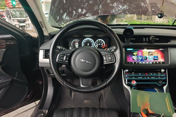 Used Jaguar XFL 2017 XFL 3.0 SC 340 PS Luxury Edition Steering Wheel