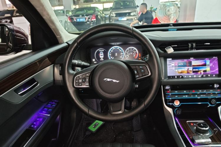Used Jaguar XFL 2017 XFL 3.0 SC 340 PS Premium Edition Steering Wheel