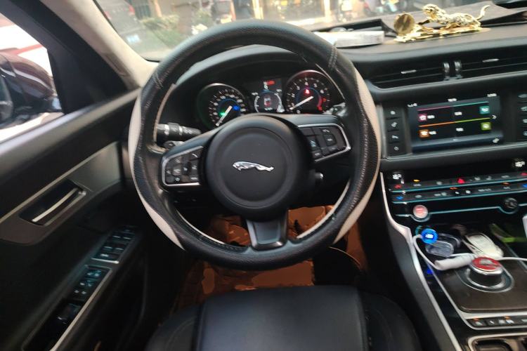 Used Jaguar XFL 2017 XFL 2.0T 200PS Windflower Edition Steering Wheel
