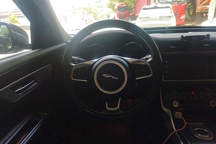 Used Jaguar XFL 2017 XFL 2.0T 200PS Windflower Edition Steering Wheel