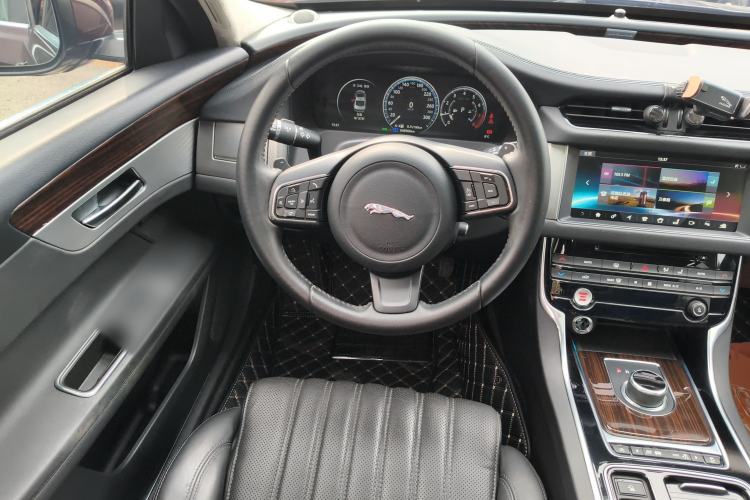 Used Jaguar XFL 2017 XFL 2.0T 240PS Premium Edition Steering Wheel