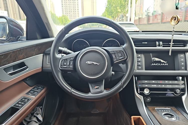 Used Jaguar XFL 2017 XFL 2.0T 240PS Luxury Edition Steering Wheel
