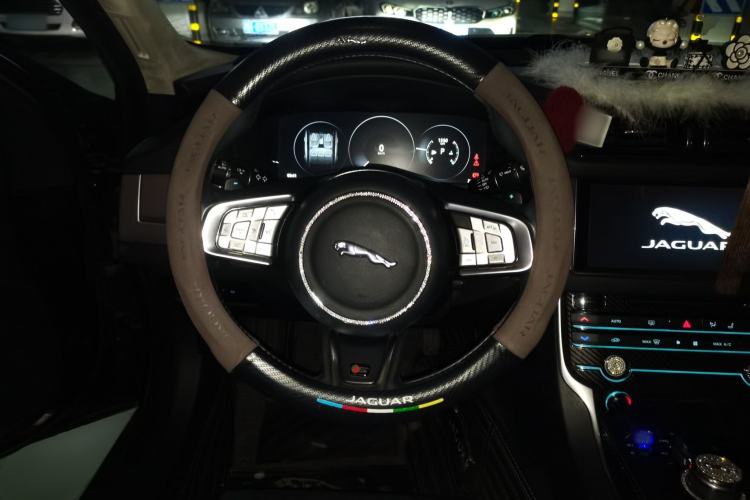 Used Jaguar XFL 2017 XFL 2.0T 200PS Luxury Edition Steering Wheel