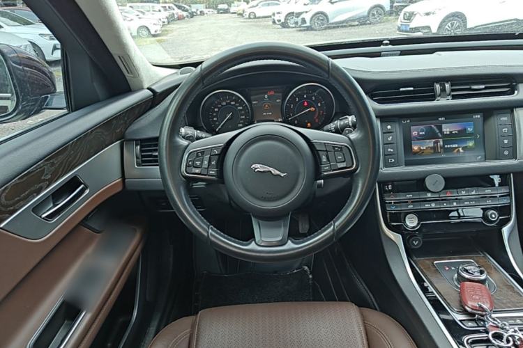 Used Jaguar XFL 2017 XFL 2.0T 200PS Luxury Edition Steering Wheel