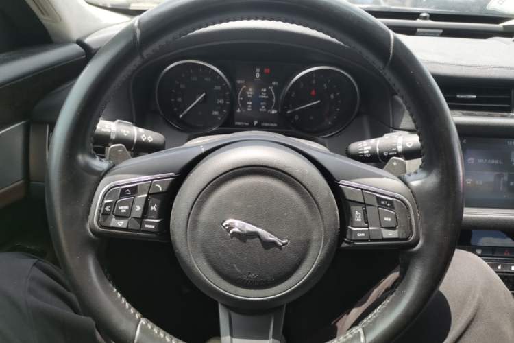 Used Jaguar XFL 2017 XFL 2.0T 200PS Luxury Edition Steering Wheel