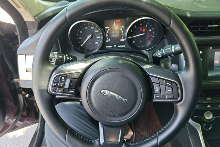 Used Jaguar XFL 2017 XFL 2.0T 200PS Windflower Edition Steering Wheel