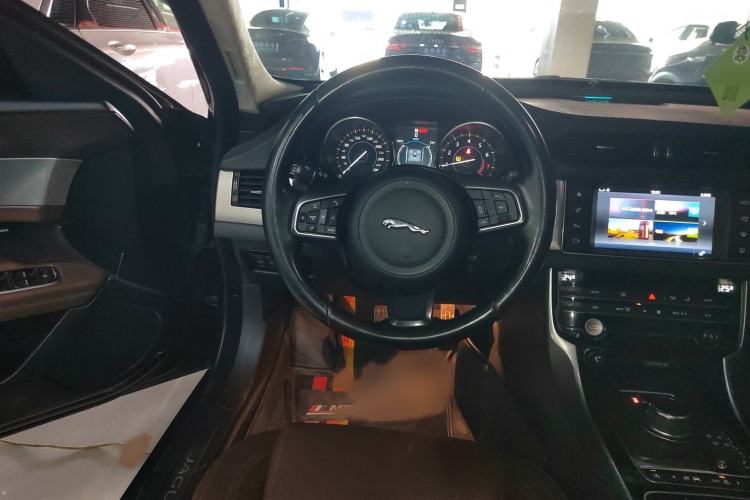 Used Jaguar XFL 2017 XFL 2.0T 200PS Luxury Edition Steering Wheel