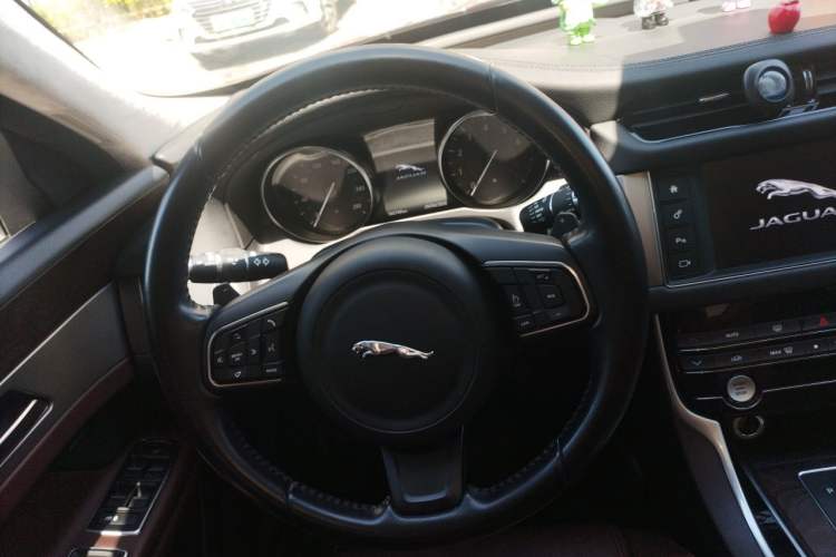 Used Jaguar XFL 2017 XFL 2.0T 240PS Luxury Edition Steering Wheel