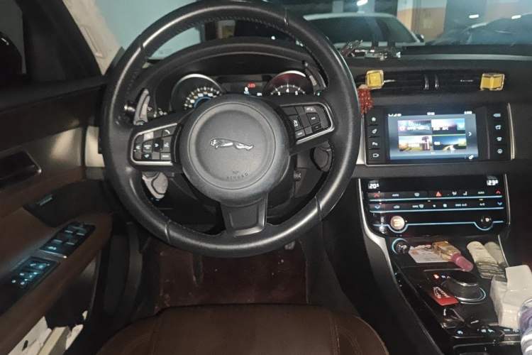 Used Jaguar XFL 2017 XFL 2.0T 240PS Luxury Edition Steering Wheel