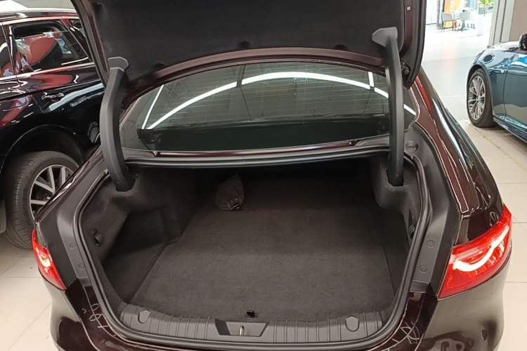 Used Jaguar XFL 2017 XFL 3.0 SC 340 PS Premium Edition Trunk