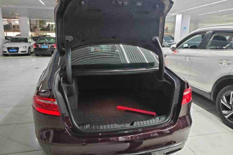 Used Jaguar XFL 2017 XFL 3.0 SC 340 PS Premium Edition Trunk
