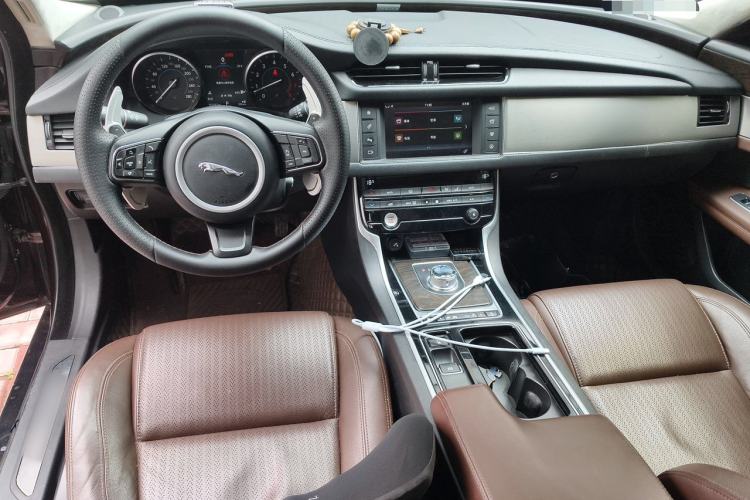 Used Jaguar XFL 2017 XFL 2.0T 200PS Luxury Edition Center Console