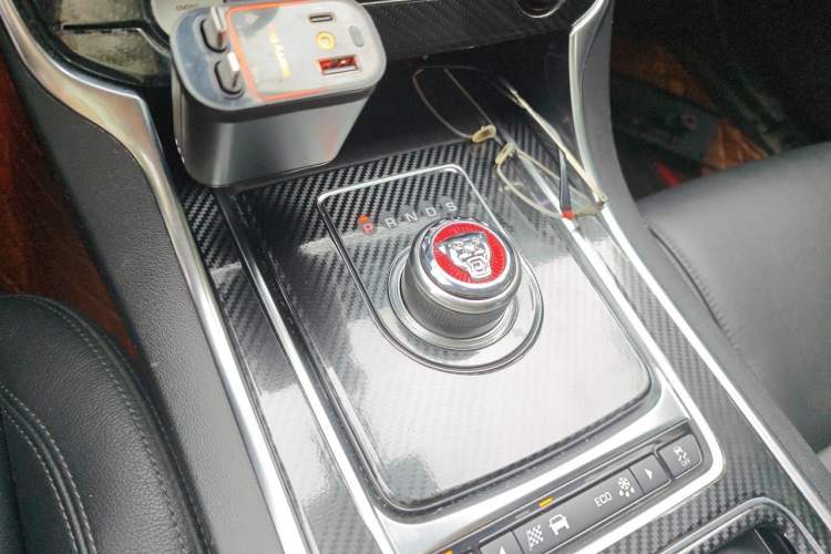 Used Jaguar XFL 2017 XFL 2.0T 200PS Windflower Edition Gear Lever
