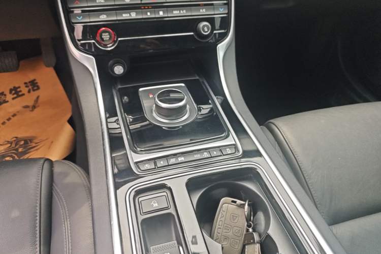 Used Jaguar XFL 2017 XFL 2.0T 200PS Windflower Edition Gear Lever