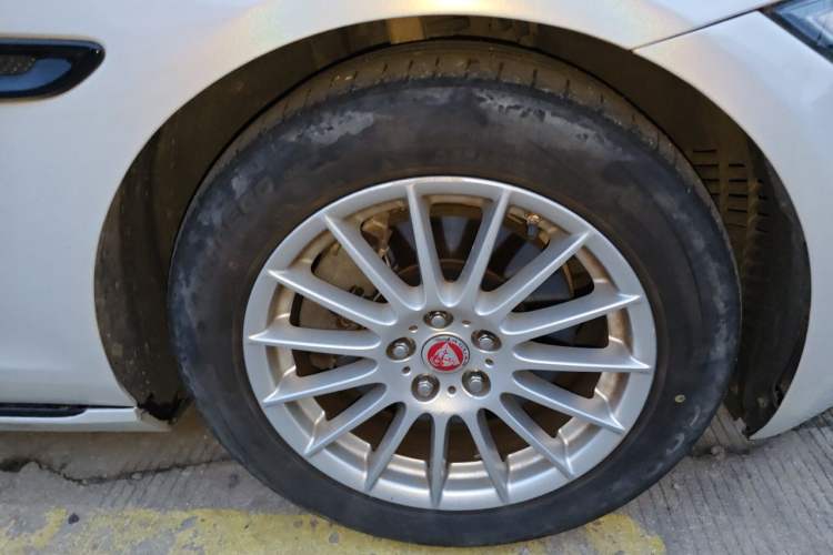 Used Jaguar XFL 2017 XFL 2.0T 200PS Luxury Edition Right Front Wheel Hub